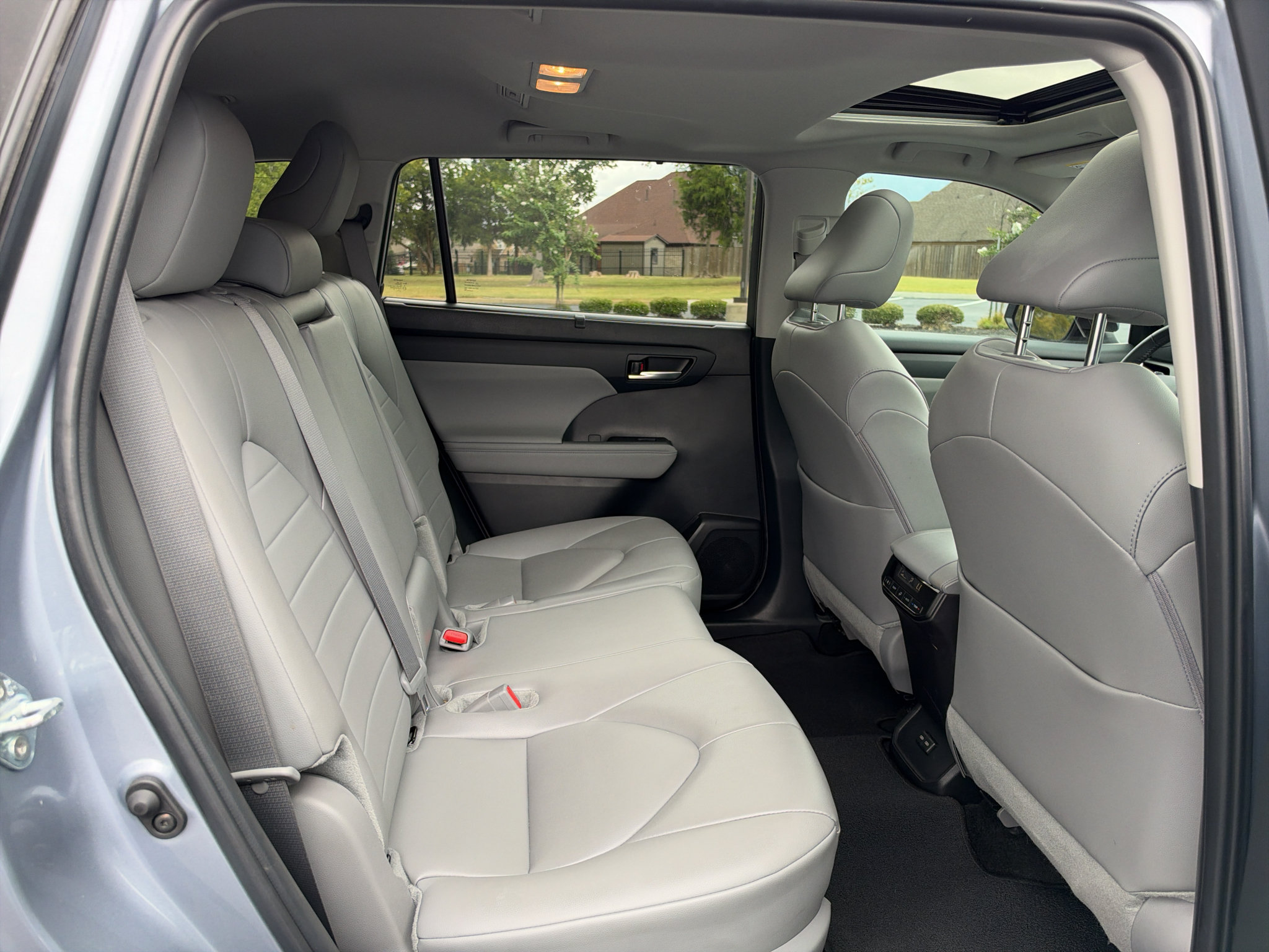 Used 2024 Toyota Highlander XLE FWD image 19