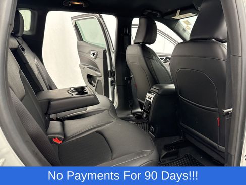 Used 2025 Jeep Compass Trailhawk image 33