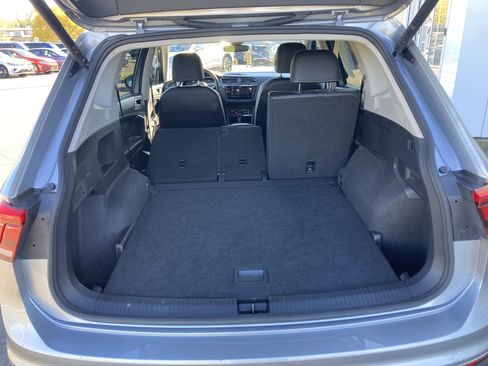 Certified 2024 Volkswagen Tiguan SE image 11