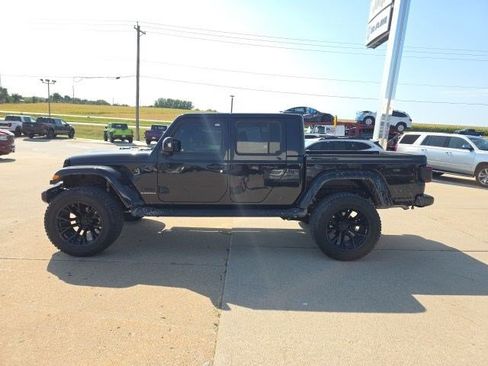 Used 2023 Jeep Gladiator Overland AWD/4WD image 5