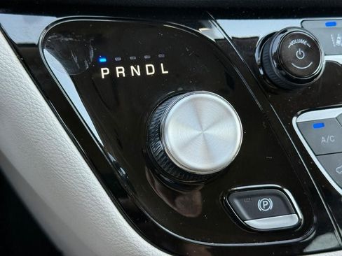 Used 2023 Chrysler Pacifica Touring-L FWD image 23