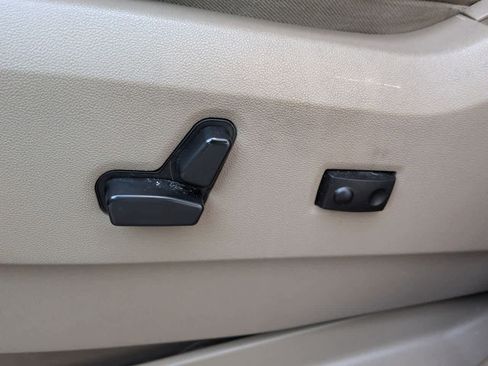 Used 2014 Chrysler Town & Country Touring-L w/ Driver Convenience Group image 17