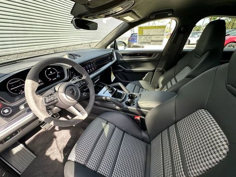 Used 2026 Porsche Cayenne Turbo image 4