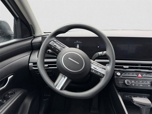 Certified 2025 Hyundai Tucson SE image 9