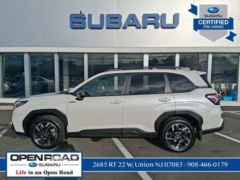 Used 2025 Subaru Forester Premium image 5