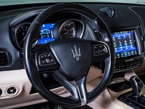 Used 2018 Maserati Levante image 19
