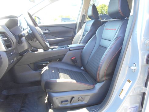Used 2025 Nissan Rogue SV AWD/4WD image 8
