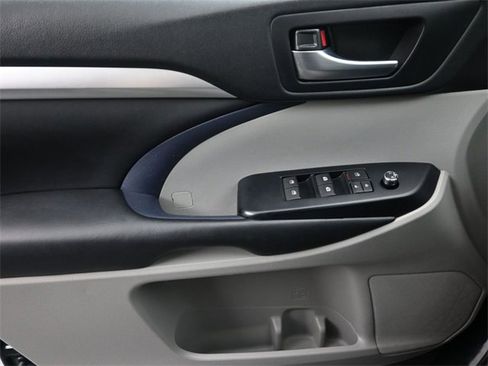 Used 2019 Toyota Highlander XLE image 28