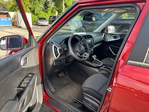 Used 2025 Kia Soul LX w/ LX Technology Package FWD image 8