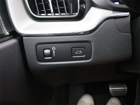 Used 2022 Volvo XC60 B6 R-Design w/ Advanced Package image 28