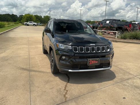 Used 2023 Jeep Compass Limited image 3