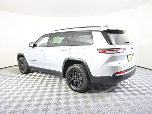 Used 2024 Jeep Grand Cherokee L Laredo image 4