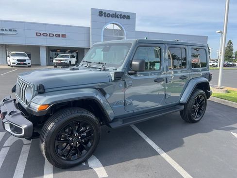 Used 2025 Jeep Wrangler Unlimited Sahara AWD/4WD image 5