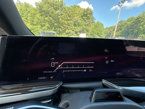 Used 2025 Cadillac Escalade ESV Luxury RWD image 21