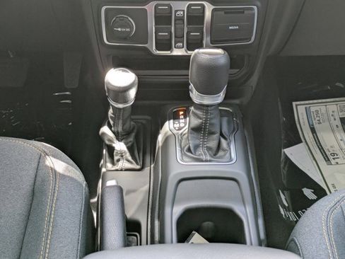 New 2025 Jeep Gladiator Sport image 17