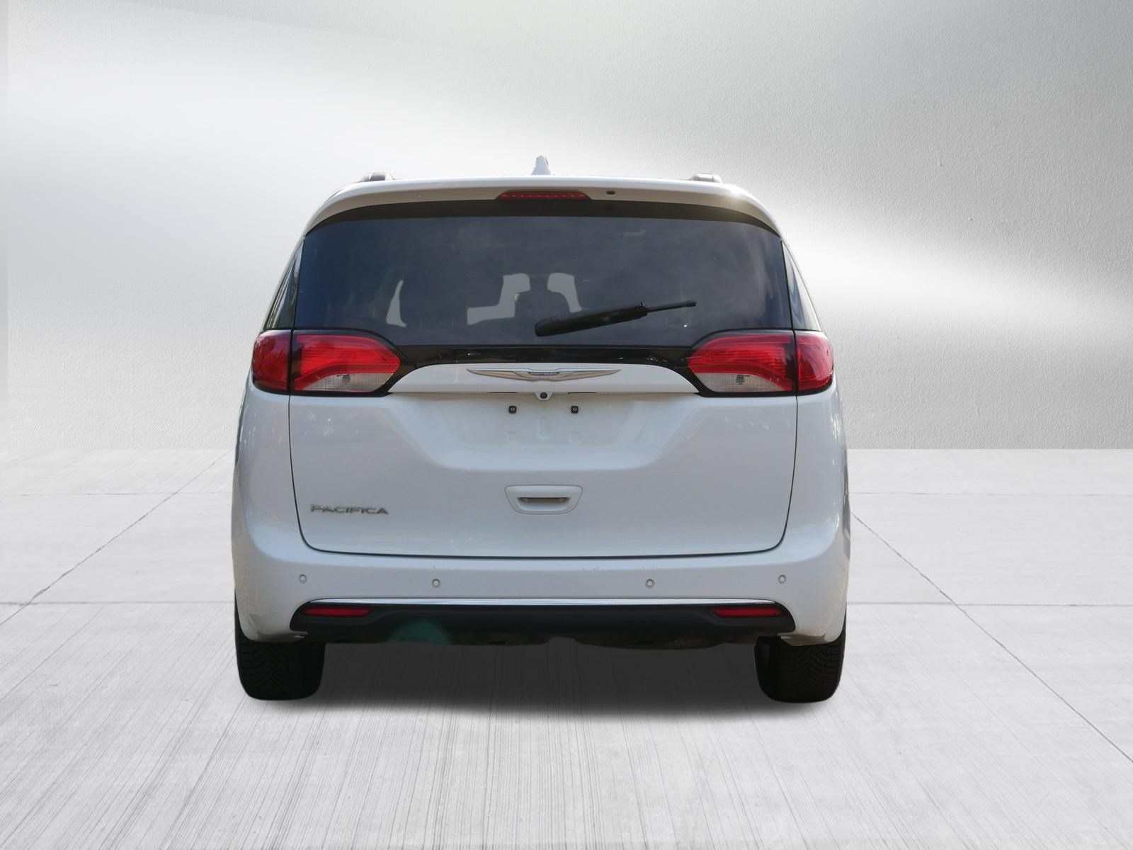 Used 2017 Chrysler Pacifica Touring-L w/ Tire & Wheel Group FWD image 6