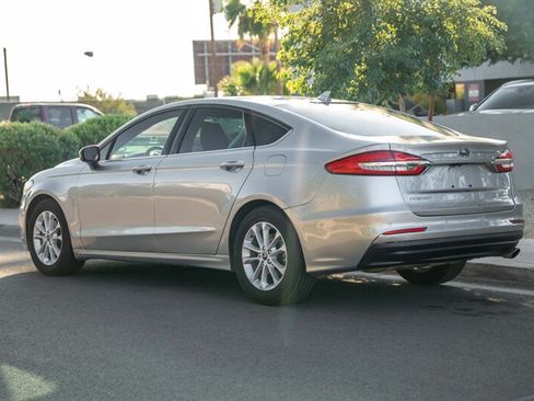 Used 2020 Ford Fusion SE FWD image 3