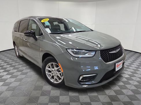 Used 2025 Chrysler Pacifica Select FWD image 3
