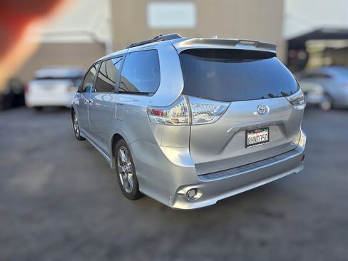 Used 2019 Toyota Sienna SE w/ Carpet Mat Package FWD image 8