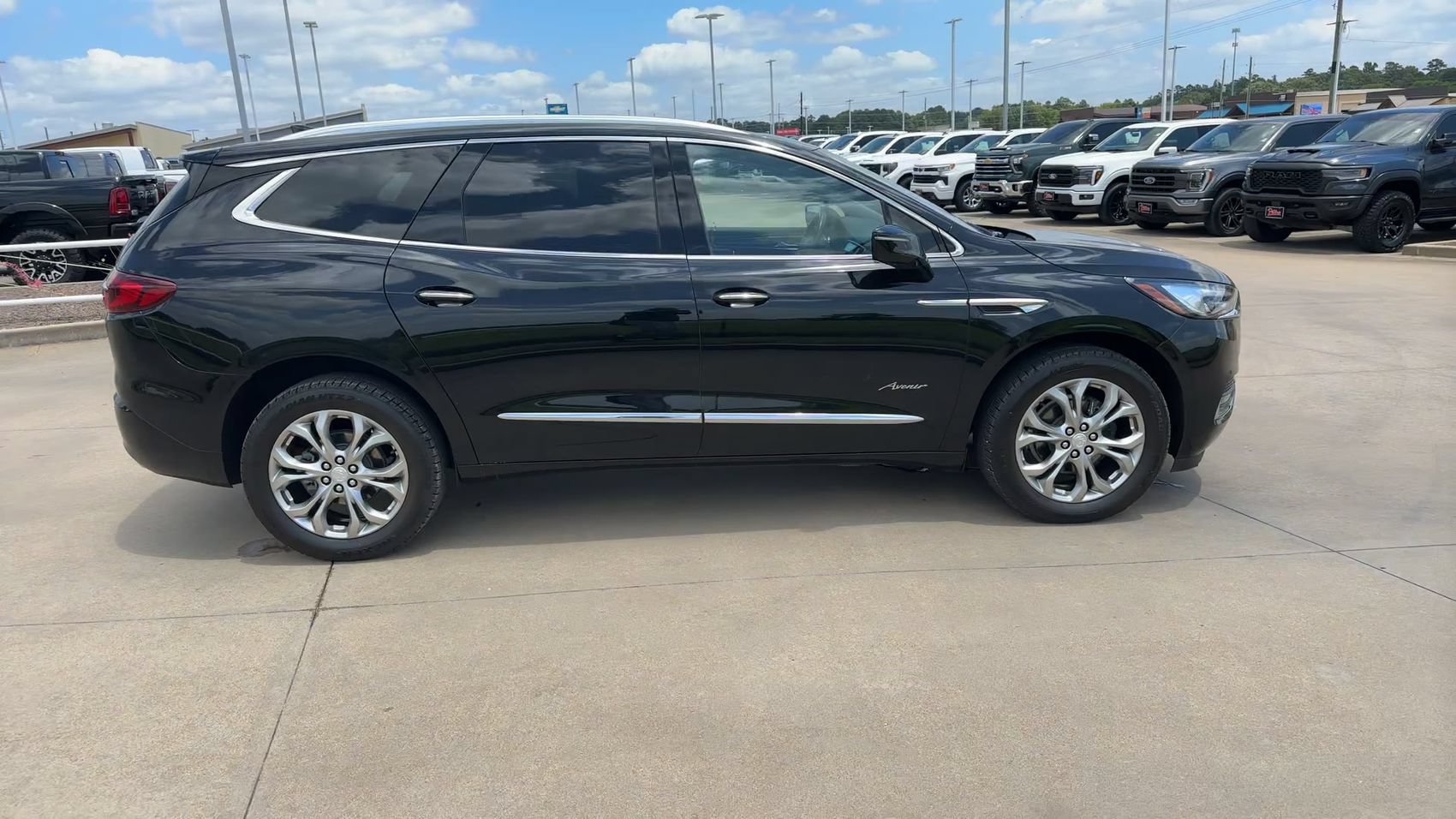 Used 2021 Buick Enclave Avenir w/ Avenir Technology Package FWD image 2
