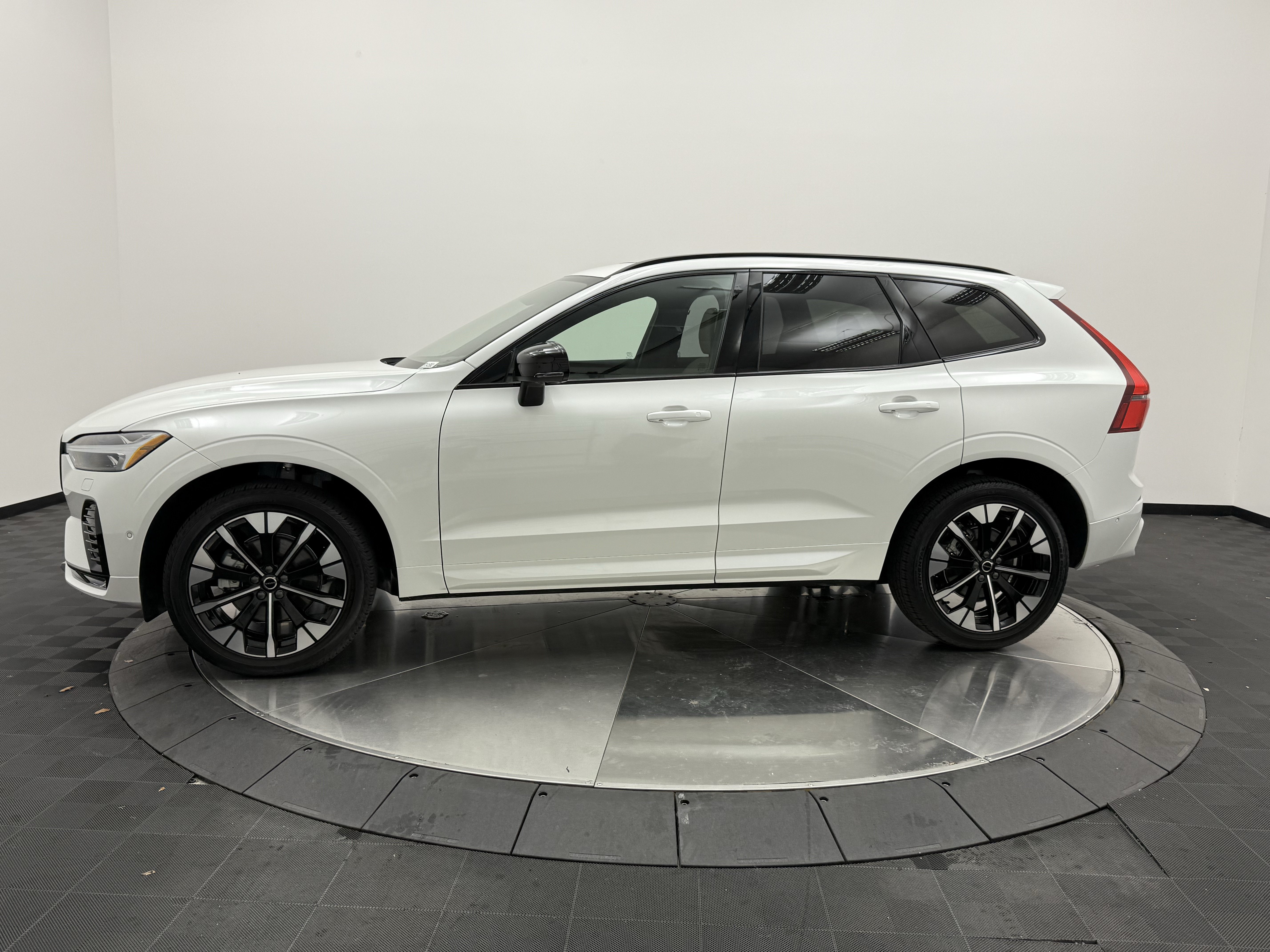 Certified 2026 Volvo XC60 B5 Plus AWD/4WD image 4