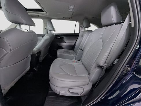 Used 2022 Toyota Highlander XLE AWD/4WD image 25