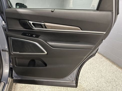 Used 2022 Kia Telluride SX w/ SX Prestige Package image 19