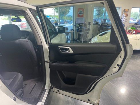 Used 2017 Nissan Pathfinder SV AWD/4WD image 17