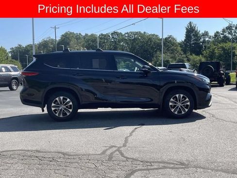 Used 2021 Toyota Highlander XLE AWD/4WD image 6
