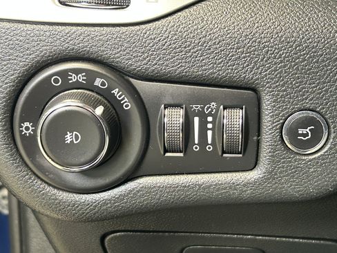 Used 2018 Jeep Cherokee Latitude Plus w/ Comfort/Convenience Group AWD/4WD image 23