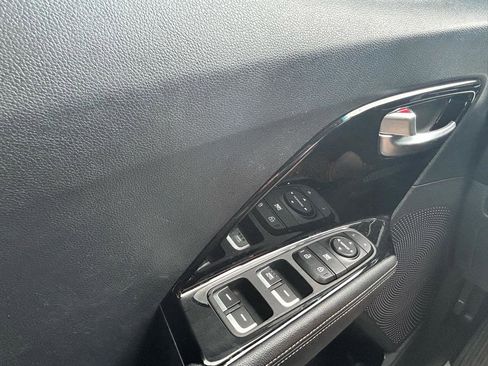 Used 2020 Kia Niro LXS FWD image 28