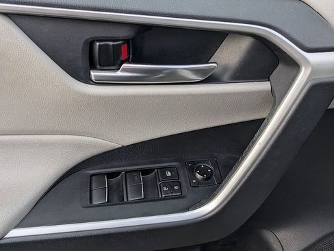 Used 2021 Toyota RAV4 XLE Premium image 19