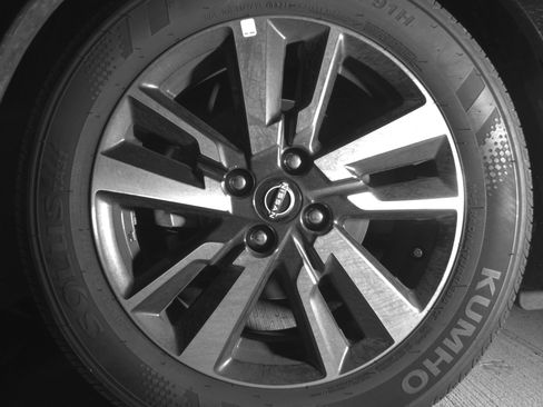 Used 2025 Nissan Versa SV image 12