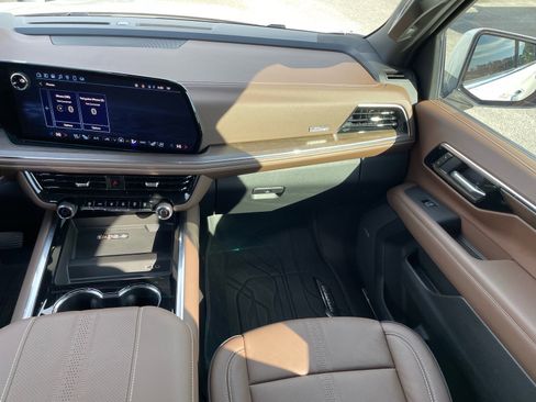 Used 2025 Chevrolet Suburban High Country AWD/4WD image 6