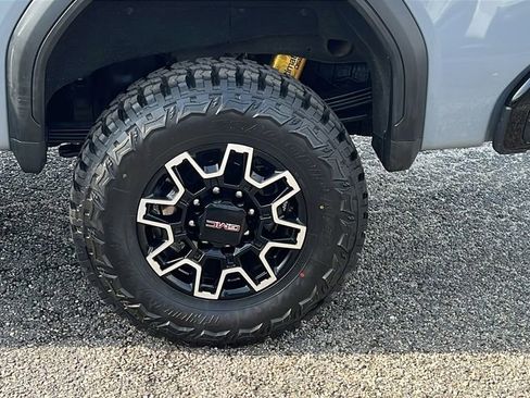Used 2024 GMC Sierra 2500 AT4X image 9