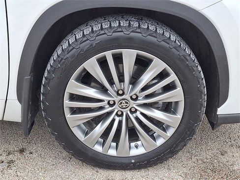 Certified 2022 Toyota Highlander Platinum image 8