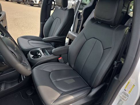 New 2027 Chrysler Pacifica Select AWD/4WD image 17