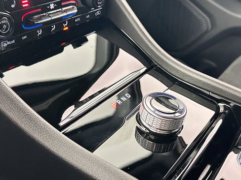 Used 2023 Jeep Grand Cherokee L Laredo image 16