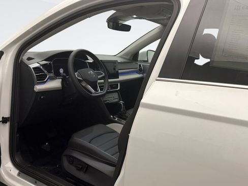 Used 2025 Volkswagen Taos SEL image 10