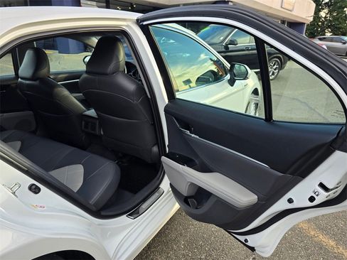 Used 2018 Toyota Camry XLE image 14