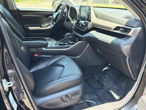 Used 2022 Toyota Highlander XLE AWD/4WD image 9