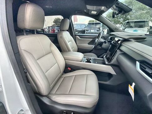 Certified 2026 GMC Acadia Elevation w/ Elevation Premium Package FWD image 27