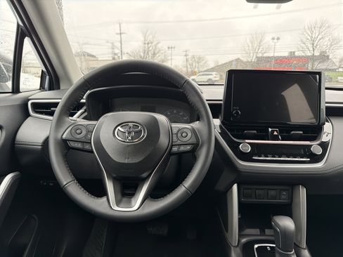 Used 2024 Toyota Corolla Cross LE image 11