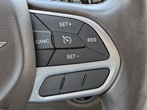 Used 2017 Chrysler Pacifica Touring-L FWD image 26