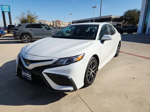 Used 2024 Toyota Camry SE image 3
