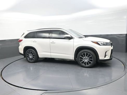 Used 2018 Toyota Highlander SE AWD/4WD image 19