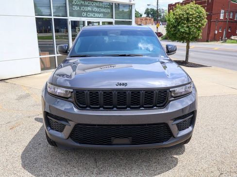 Used 2024 Jeep Grand Cherokee Altitude AWD/4WD image 8