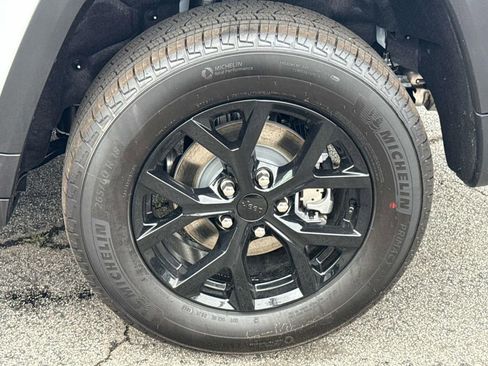 New 2025 Jeep Grand Cherokee Altitude RWD image 37