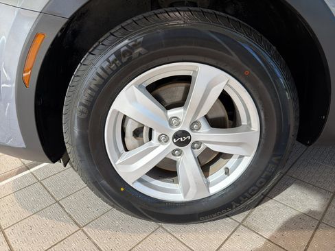 Certified 2024 Kia Sorento LX FWD image 9
