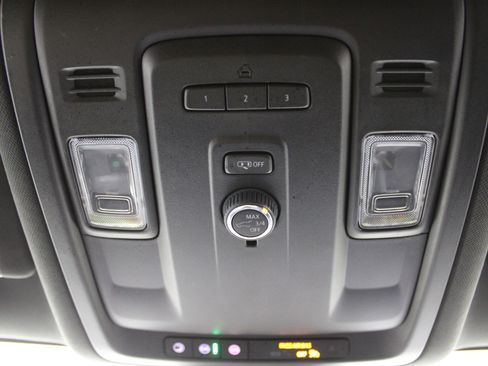 Used 2023 Chevrolet Suburban Z71 image 25